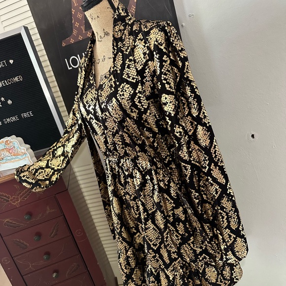 🆕Michael Kors Gold Dress - Picture 5 of 17